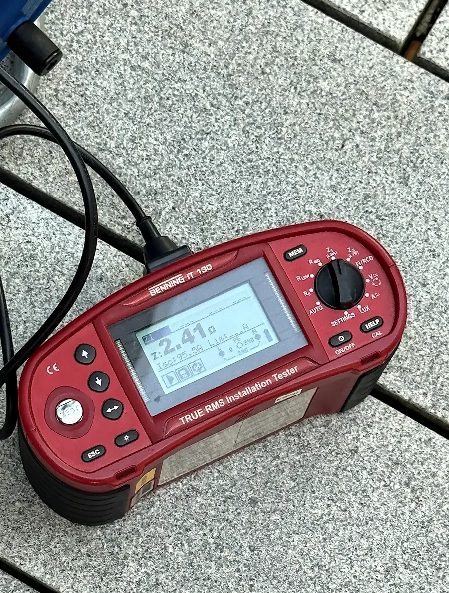 Crveni instrument za ispitivanje električnih instalacija sa prikazanim mjerenjem impedanse